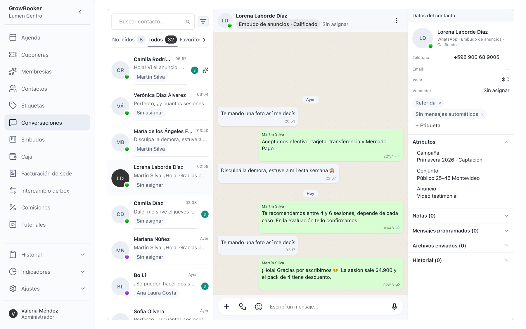 Bandeja de conversaciones con un chat de WhatsApp y la ficha del contacto con la campaña que lo trajo